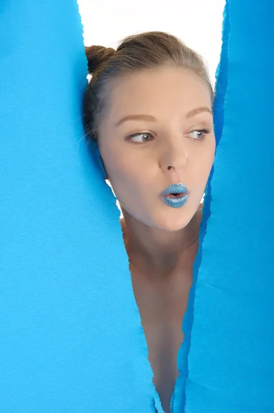 Mladá žena s modrými list papíru — Stock fotografie