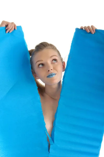 Giovane donna con foglio di carta blu — Foto Stock