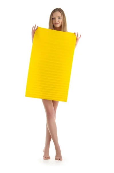 Молодая женщина с желтым листом бумаги — стоковое фото