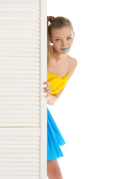 Mladá žena vypadá protože dveře — Stock fotografie