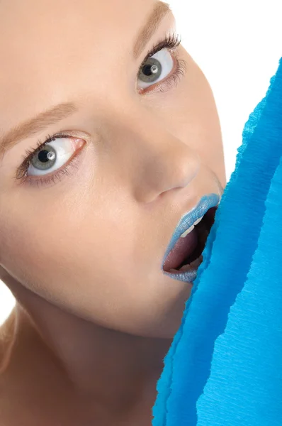 Junge Frau mit dunkelblauen Lippen und Papier — Stockfoto