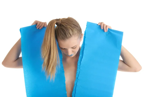 Ung kvinna med blå pappersark — Stockfoto
