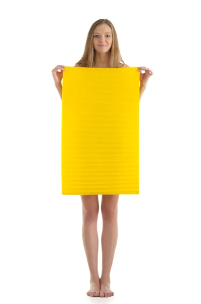 Молодая женщина с желтым листом бумаги — стоковое фото