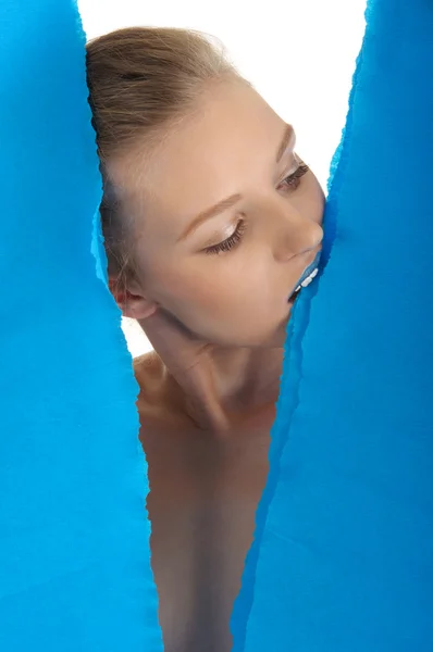Jeune Femme Avec Des Lèvres Bleu Foncé Papier Isolé Blanc — Photo