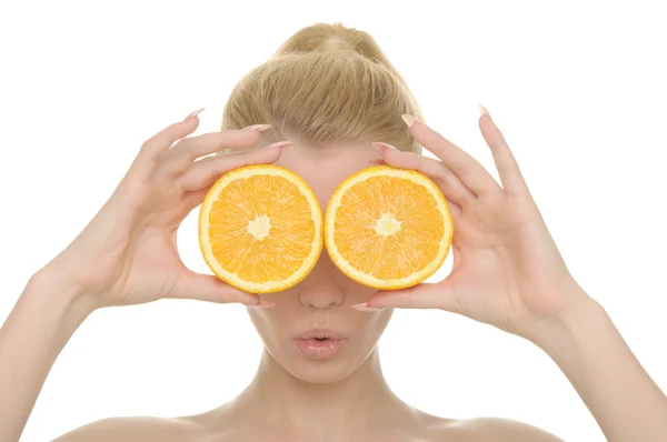 Jeune Femme Tient Des Moitiés Oranges Devant Les Yeux Isolés — Photo