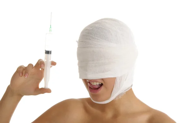 Młoda kobieta z głową bandażowane w sposób z strzykawka — Zdjęcie stockowe