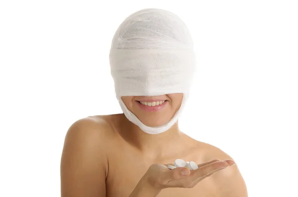 Junge Frau Mit Bandagiertem Kopf Mit Tabletten Auf Der Handfläche — Stockfoto