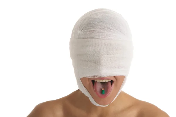 Ung Kvinna Med Bandagerade Huvud Med Tabletten Tungan Isolerade Vitt — Stockfoto