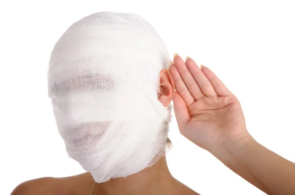 Junge Frau Mit Bandagiertem Kopf Mit Handfläche Ohr Isoliert Weiß — Stockfoto