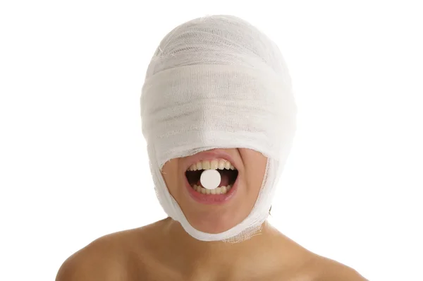 Ung Kvinna Med Bandagerade Huvud Med Tabletten Tänder Isolerade Vitt — Stockfoto