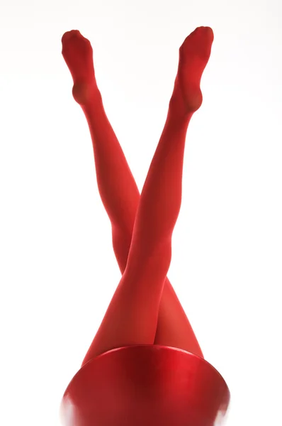 Vrouwelijke voeten in rode kousen — Stockfoto