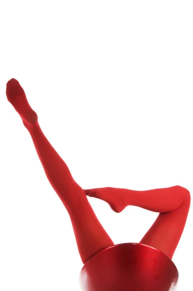 Weibliche Füße in roten Strümpfen — Stockfoto