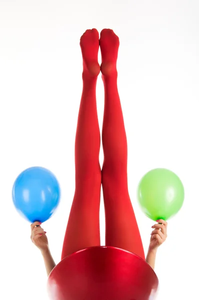 白で分離された風船で赤いストッキングの女性の足 — ストック写真
