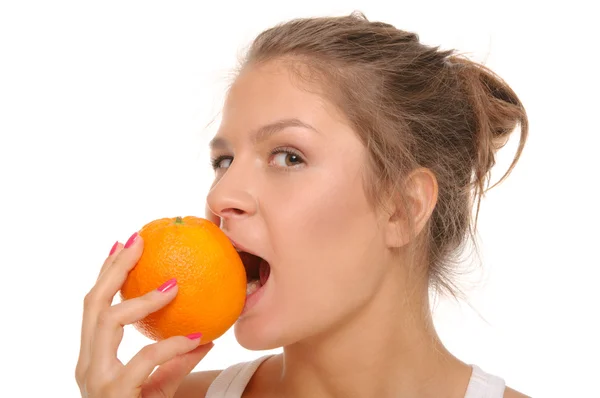Νεαρή Γυναίκα Δαγκώνει Ένα Πορτοκάλι Απομονωμένη Στο Λευκό — Φωτογραφία Αρχείου