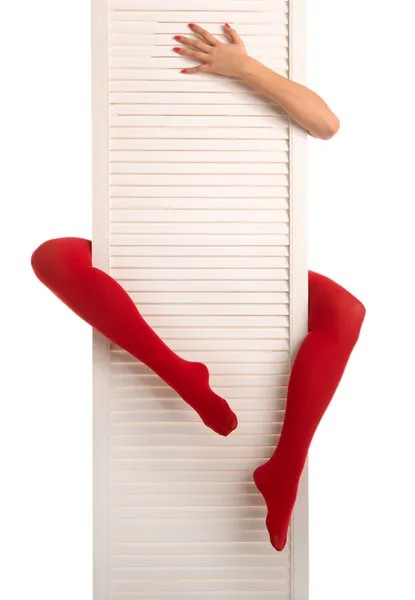 Γυναικεία πόδια σε κόκκινες κάλτσες, τα χέρια και πόρτα — Φωτογραφία Αρχείου