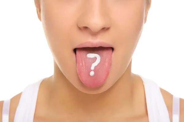 Schöne Frau Streckt Zunge Mit Gezeichnetem Fragezeichen Aus — Stockfoto