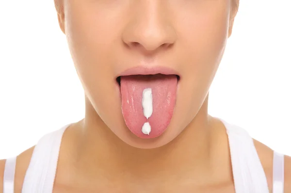Kvinnan sätter ut tungan med dragna utropstecken — Stockfoto