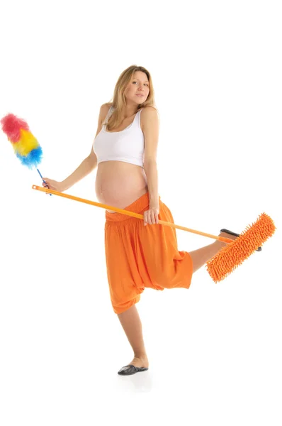 Szczęśliwa kobieta w ciąży z mopem i szczotki — Zdjęcie stockowe