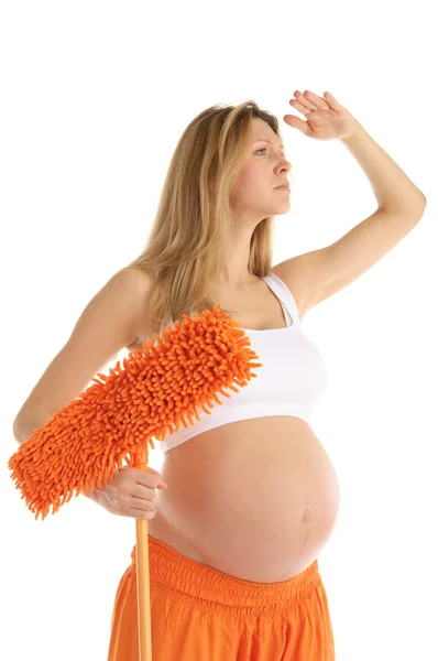 Mujer embarazada con una fregona mira hacia adelante —  Fotos de Stock