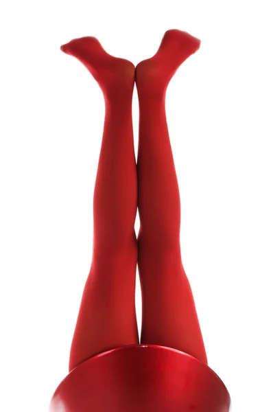 Kvinnliga fötter i röda strumpor — Stockfoto