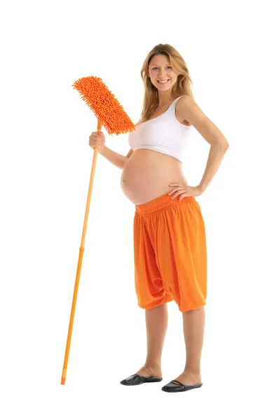 モップと白で隔離されるブラシと幸せな妊娠中の女性 — ストック写真