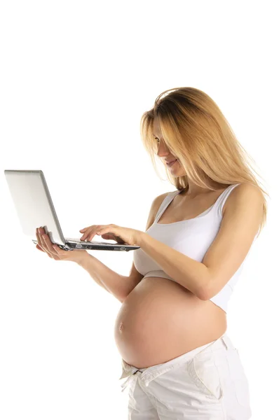 Mulher grávida feliz com laptop — Fotografia de Stock