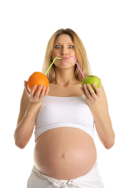 孕妇喝果汁从苹果和橙子上白色隔离 — 图库照片