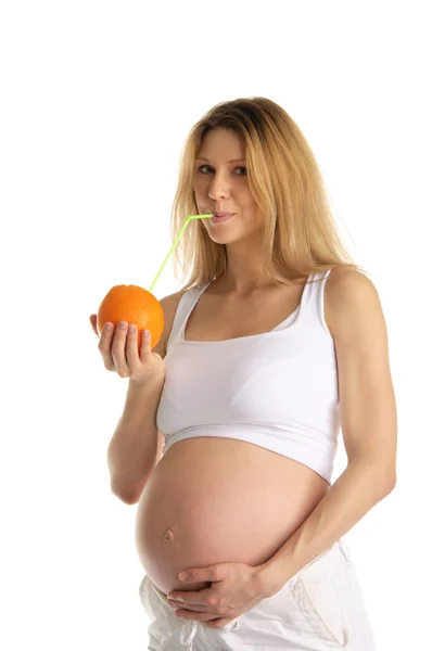 Schwangere trinkt Saft aus der Orange — Stockfoto