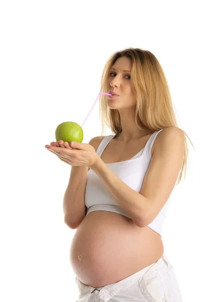 Schwangere trinkt Saft aus Apfel — Stockfoto