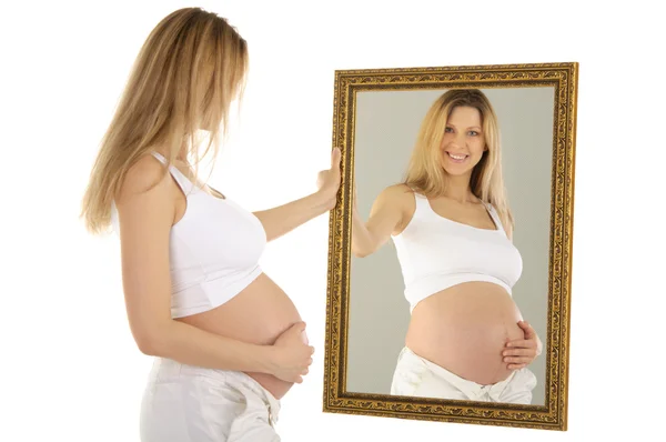 Gravid Kvinna Ser Spegeln Isolerad Vit — Stockfoto