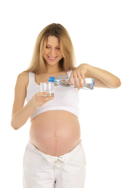Schwangere Gießt Wasser Ein Glas Das Auf Weiß Isoliert Ist — Stockfoto