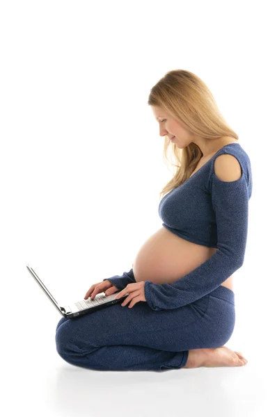 Kobieta Ciąży Laptopa Siedząc Podłodze Białym Tle — Zdjęcie stockowe