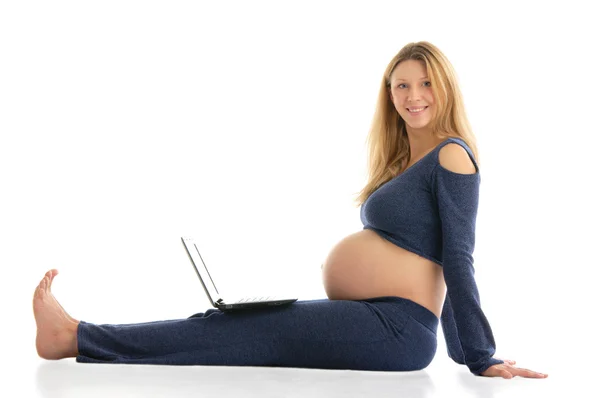 Těhotná Žena Notebookem Sedět Podlaze Izolované Bílém — Stock fotografie