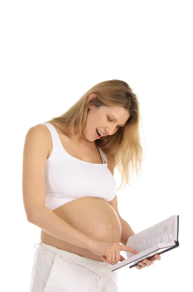 Zwangere vrouw die een boek leest — Stockfoto