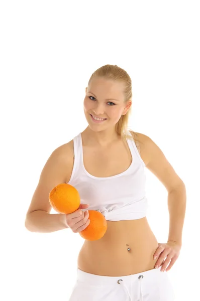 Frau mit Fitness-Hanteln aus Orangen beschäftigt — Stockfoto
