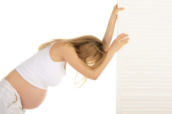 Trött gravid kvinna lutade på dörren — Stockfoto