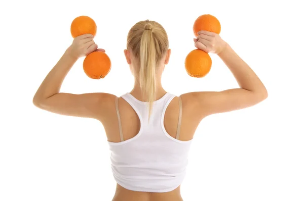 Frau mit Fitness-Hanteln aus Orangen beschäftigt — Stockfoto