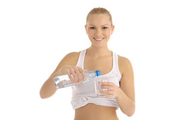 Lykkelig kvinne heller vann i et glass – stockfoto