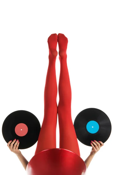 Kvinnliga fötter i röda strumpor med vinylskiva — Stockfoto