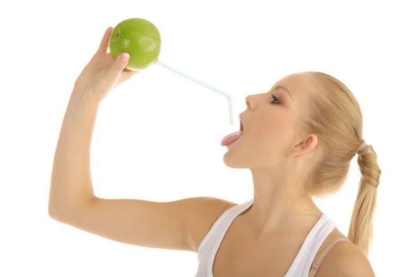 Jovem mulher bebendo suco de uma maçã — Fotografia de Stock
