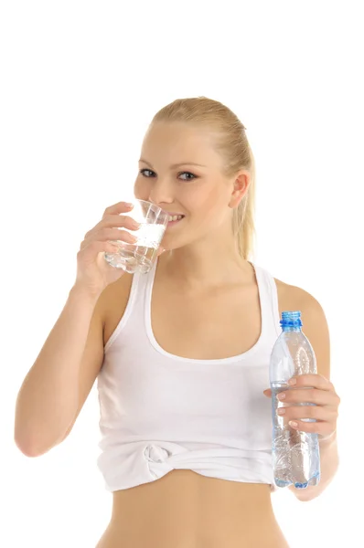 Donna felice beve acqua da un bicchiere — Foto Stock