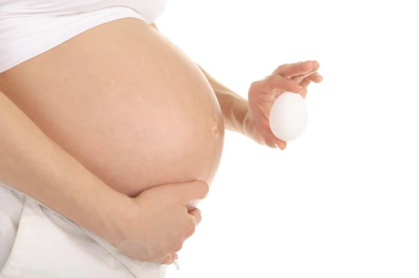 Bir yumurtayı tutan hamile kadın — Stok fotoğraf