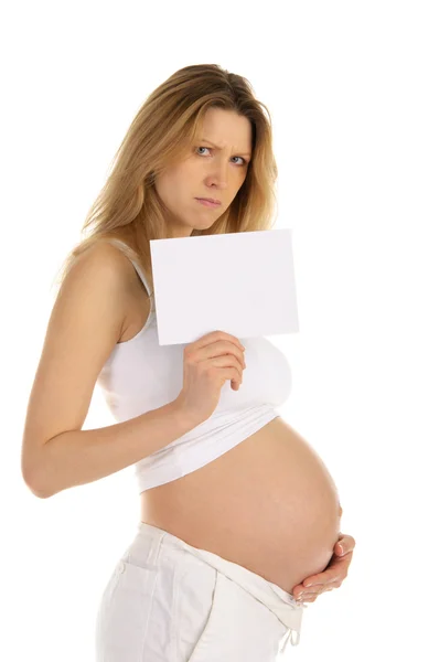Недовольная беременная женщина с пустым бланком — стоковое фото