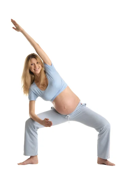 Mujer embarazada practicando yoga, de pie —  Fotos de Stock