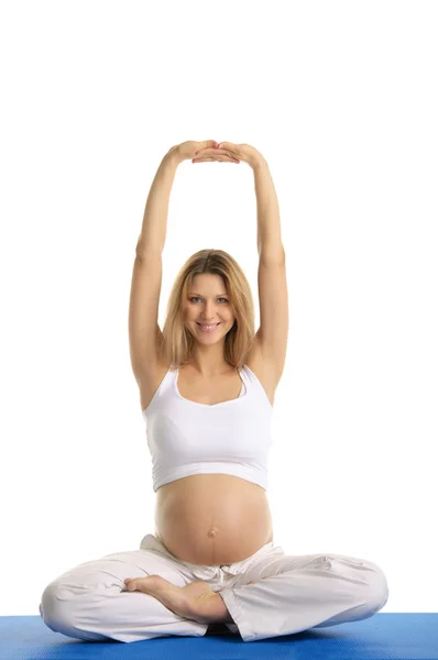 Mujer embarazada practicando yoga, sentada — Foto de Stock