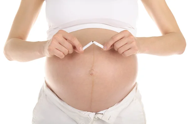 Zwangere vrouw een sigaret pauze — Stockfoto
