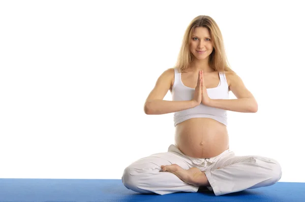 Femme enceinte pratiquant le yoga, assise — Photo
