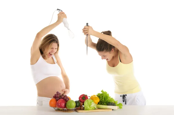 Dvě ženy se připravují k útoku na ovoce — Stock fotografie