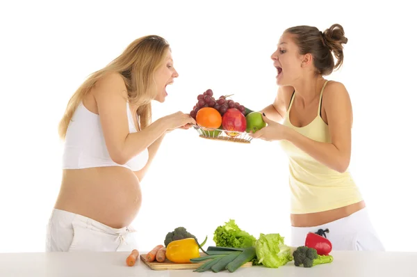 Zwei Frauen streiten sich um Obst — Stockfoto