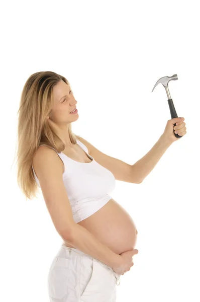 Femme enceinte travaille avec un marteau — Photo